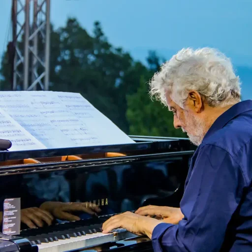 Nicola Piovani al pianoforte a Greccio